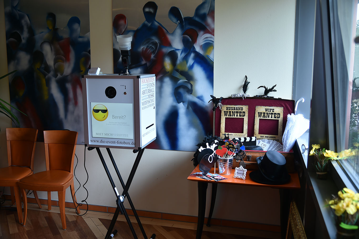 Aufgebaute Fotobox mit Requisiten und Party-Hintergrund, bereit für die Gäste