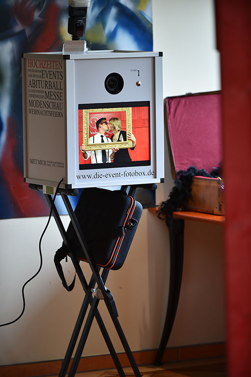 Profi-Fotobox mit Startbildschirm und Beispielfoto, aufgebaut bei einer Hochzeit