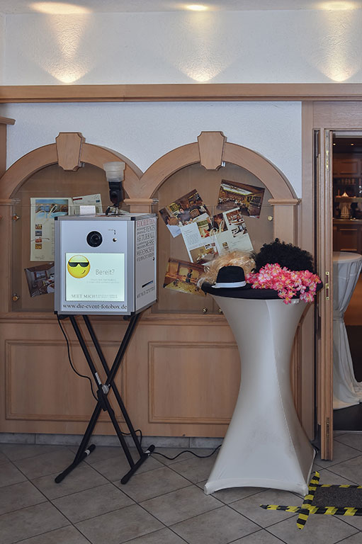 Fotobox mit Ausdrucken vor einer historischen Wandnische